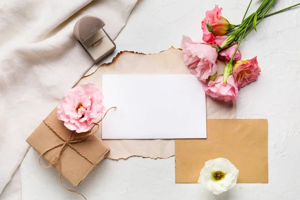 Composition Blank Cards Wedding Ring Eustoma Flowers Light Background — Stock Photo, Image