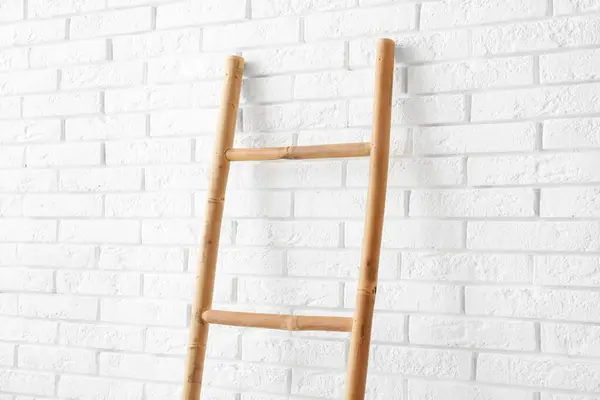 Houten Ladder Bij Witte Bakstenen Muur Kamer — Stockfoto