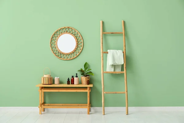 Trä Stege Bord Med Kosmetiska Produkter Och Spegel Hängande Grön — Stockfoto