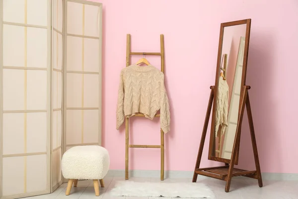 Sweater Hanging Wooden Ladder Folding Screen Bench Mirror Pink Wall — Stock Photo, Image