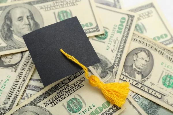Chapéu Graduação Pilha Notas Dólar Conceito Empréstimo Para Estudantes — Fotografia de Stock
