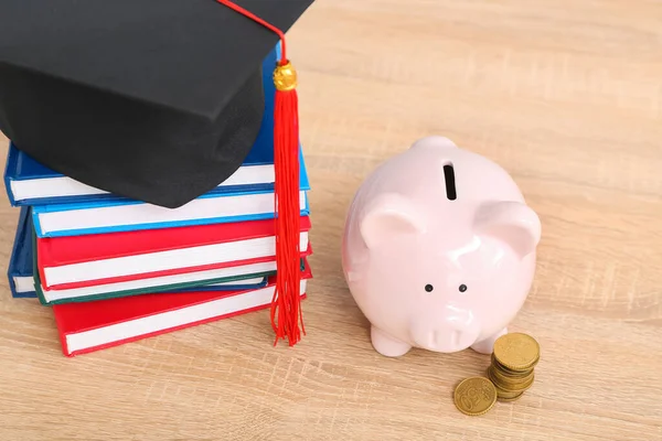 Piggy Bank Stack Coins Books Graduation Hat Wooden Background Student — Stock Photo, Image