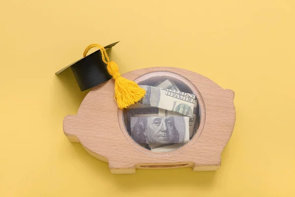 Sparschwein Mit Dollarnoten Und Graduiertenmütze Auf Gelbem Hintergrund Konzept Für — Stockfoto