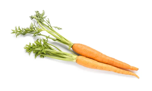 新鲜的胡萝卜与孤立的白色背景上的绿色上衣 — 图库照片