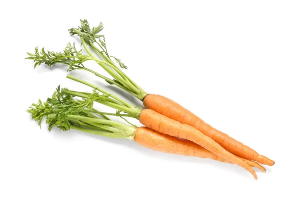 新鲜的胡萝卜与孤立的白色背景上的绿色上衣 — 图库照片
