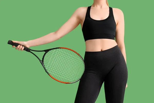 Spor Giyimli Genç Bir Kadın Yeşil Arka Planda Tenis Raketi — Stok fotoğraf