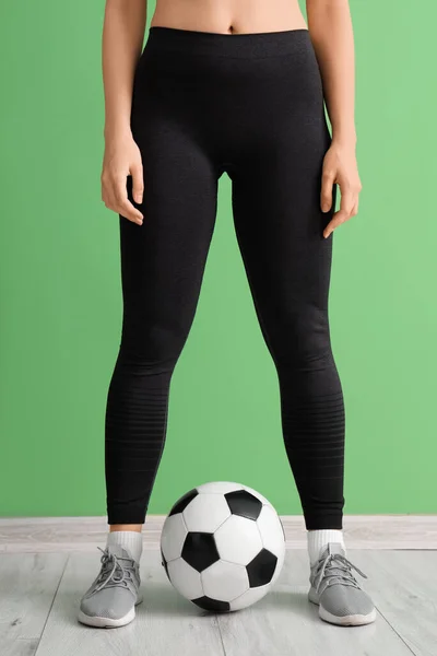Mladá Žena Sportovním Oblečení Fotbalovým Míčem Blízkosti Zelené Zdi — Stock fotografie