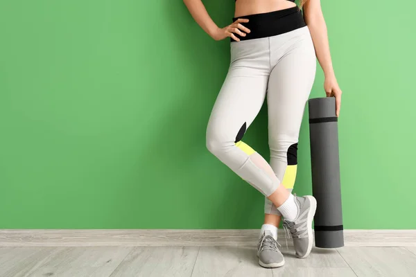Ung Kvinna Sportkläder Och Med Yogamatta Nära Grön Vägg — Stockfoto