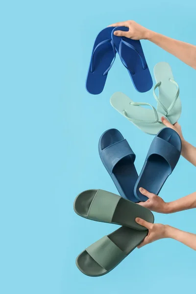 Hände Mit Flip Flops Auf Blauem Hintergrund — Stockfoto