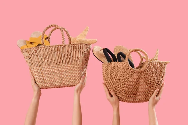 Hände Mit Strandtaschen Und Flip Flops Auf Rosa Hintergrund — Stockfoto