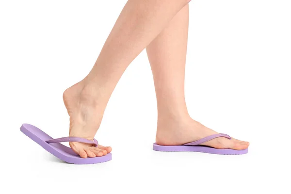 白い背景にフリップフロップの女性の足 — ストック写真