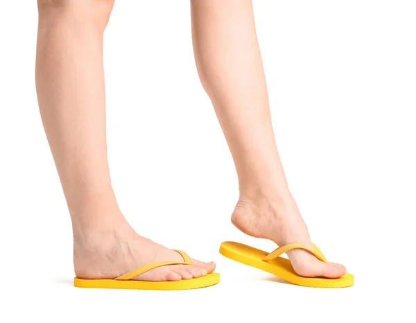 Weibliche Beine Flip Flops Auf Weißem Hintergrund — Stockfoto