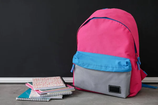 Pink School Backpack Notebooks Grey Grunge Table Black Chalkboard — Stock Photo, Image