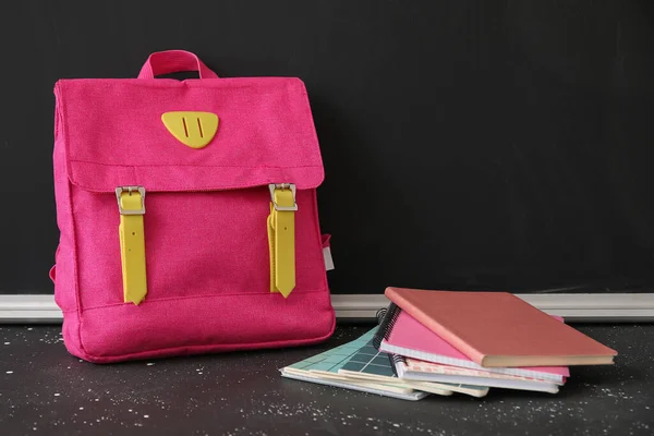 Mochila Escolar Rosa Com Cadernos Mesa Grunge Perto Quadro Preto — Fotografia de Stock