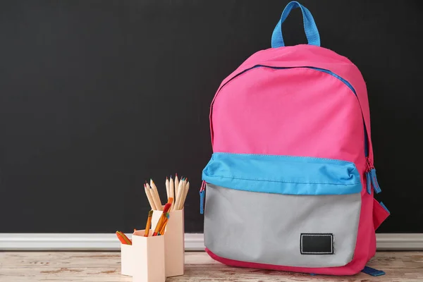 Roze Schoolrugzak Met Potloden Penselen Houten Tafel Bij Zwart Schoolbord — Stockfoto