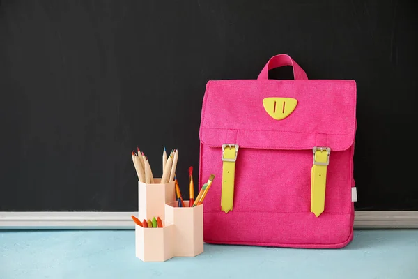 Pinkfarbener Schulrucksack Mit Bleistiften Und Pinseln Auf Weißem Tisch Neben — Stockfoto