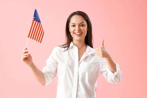 Jonge Vrouw Met Usa Vlag Tonen Duim Roze Achtergrond — Stockfoto