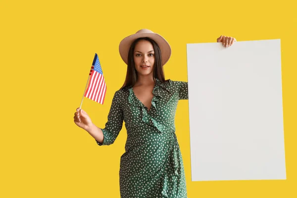 Młoda Kobieta Flagą Usa Pustym Plakatem Żółtym Tle — Zdjęcie stockowe
