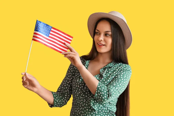 Młoda Kobieta Flagą Usa Żółtym Tle — Zdjęcie stockowe
