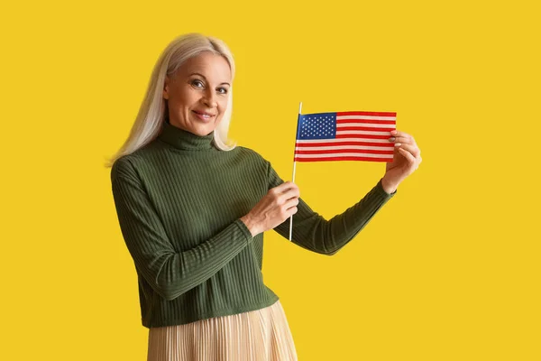 Starší Žena Vlajkou Usa Žlutém Pozadí — Stock fotografie