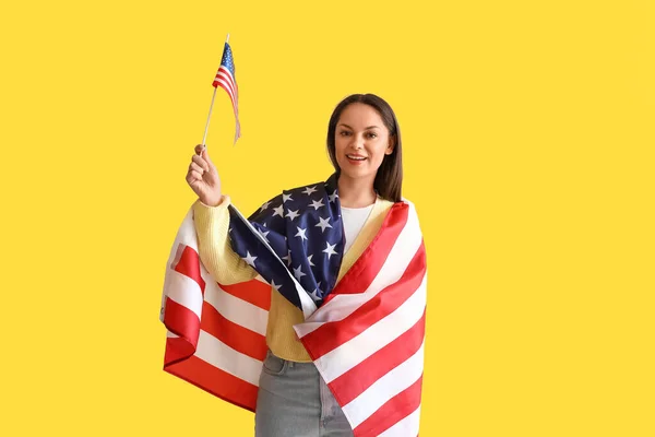 Šťastná Mladá Žena Vlajkami Usa Žlutém Pozadí — Stock fotografie