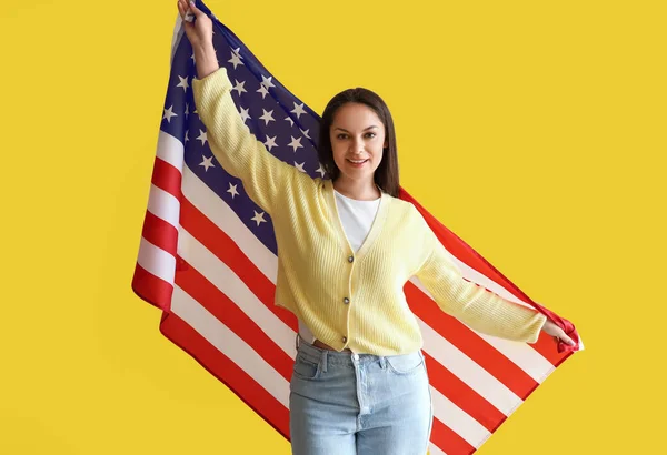 Mujer Joven Feliz Con Bandera Sobre Fondo Amarillo — Foto de Stock