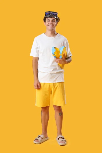 Jongeman Met Snorkelmasker Flippers Gele Achtergrond — Stockfoto