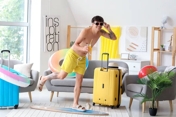 Young Man Cocktail Surfboard Ready Summer Vacation Home — Stock Photo, Image