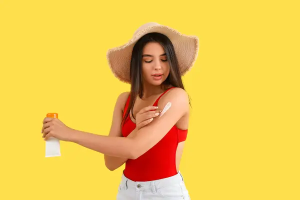 Mulher Bonita Aplicando Creme Protetor Solar Fundo Amarelo — Fotografia de Stock