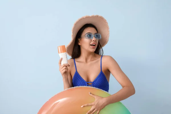 Mulher Bonita Com Protetor Solar Creme Anel Natação Fundo Claro — Fotografia de Stock