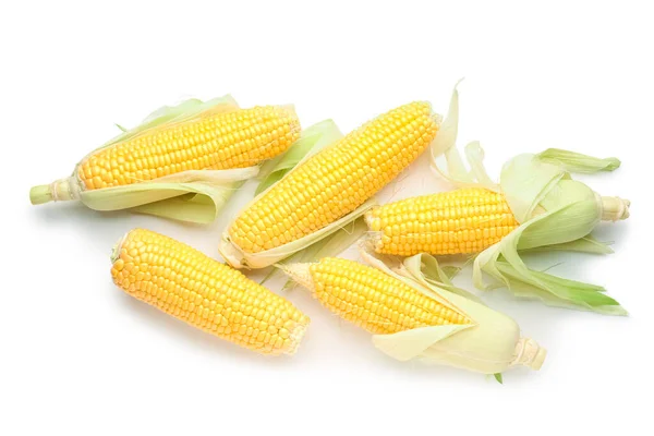 许多白色背景的新鲜玉米芯 — 图库照片