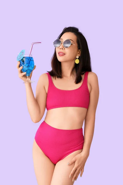 Mooie Aziatische Vrouw Badpak Met Blue Lagoon Cocktail Lila Achtergrond — Stockfoto