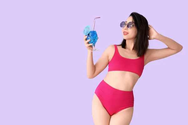 Mooie Aziatische Vrouw Badpak Met Blue Lagoon Cocktail Lila Achtergrond — Stockfoto