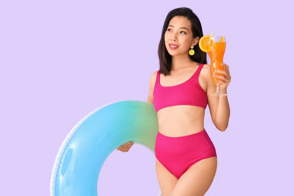 Hermosa Mujer Asiática Traje Baño Con Anillo Inflable Cóctel Sobre —  Fotos de Stock