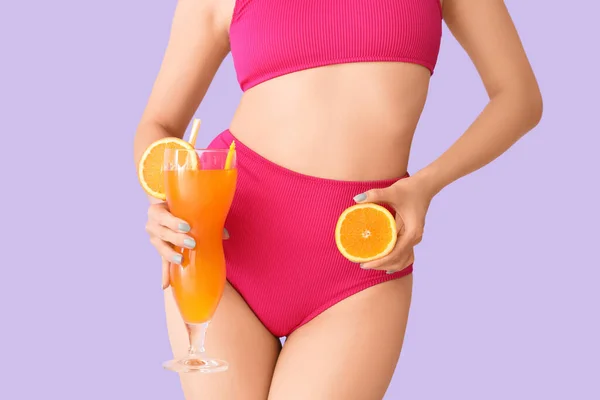 Piękna Kobieta Stroju Kąpielowym Pomarańczowy Koktajl Liliowym Tle Zbliżenie — Zdjęcie stockowe