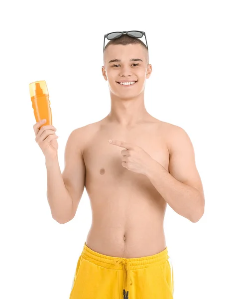 Щасливий Молодий Чоловік Сонцезахисних Окулярах Вказує Пляшку Сонцезахисного Крему Ізольовано — стокове фото