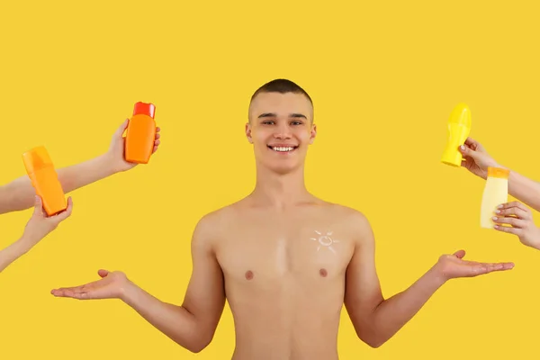 Glücklicher Junger Mann Zeigt Auf Hände Mit Flaschen Sonnencreme Auf — Stockfoto