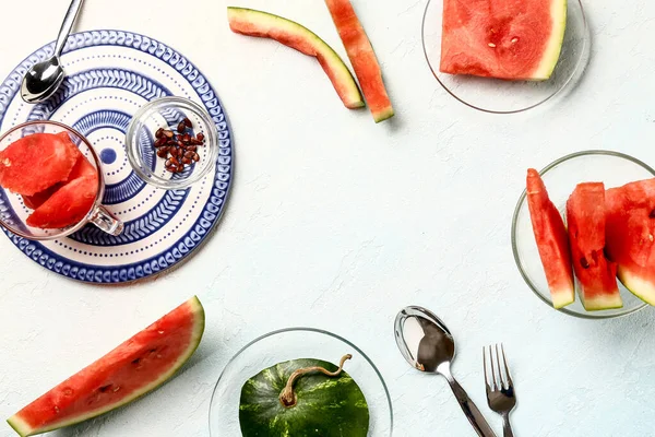 Glazen Schaal Beker Met Stukjes Verse Watermeloen Witte Achtergrond — Stockfoto
