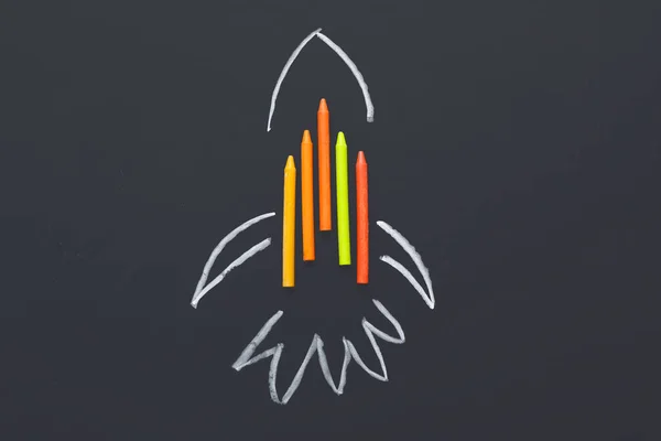 Gezeichnete Rakete Mit Wachsstiften Auf Schwarzem Hintergrund — Stockfoto