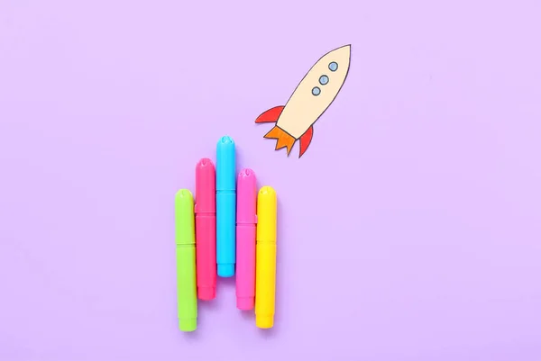Markers Paper Rocket Purple Background — Stock Photo, Image