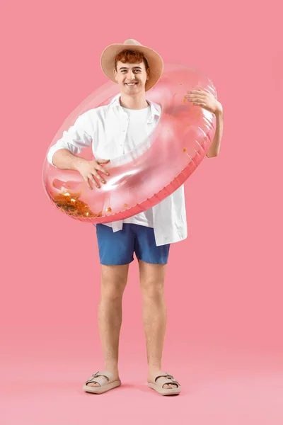 Fiatal Férfi Úszás Gyűrű Rózsaszín Háttér — Stock Fotó