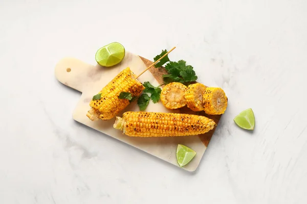 Board Tasty Grilled Corn Cobs Parsley White Background — Stock Photo, Image