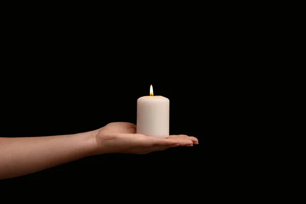 女人拿着燃烧的蜡烛在黑色的背景 全国恐怖主义袭击受害者祈祷和纪念日 — 图库照片