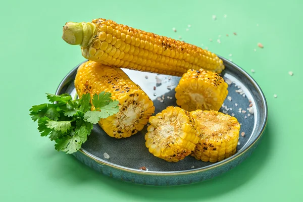 Plate Tasty Grilled Corn Cobs Parsley Green Background — Stock Photo, Image