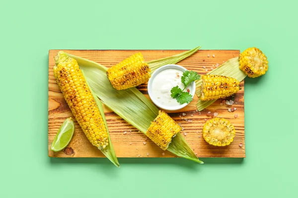 Wooden Board Tasty Grilled Corn Sauce Cobs Green Background — Stock Photo, Image