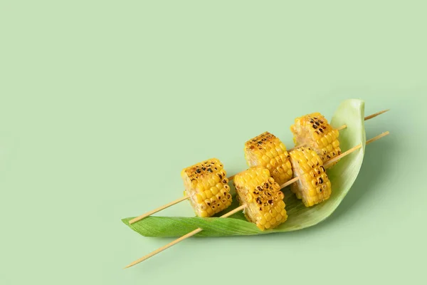 Tasty Grilled Corn Cob Skewers Green Background — Stock Photo, Image