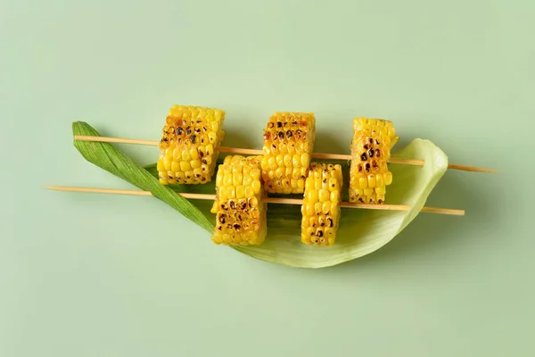 Tasty Grilled Corn Cob Skewers Green Background — Stock Photo, Image
