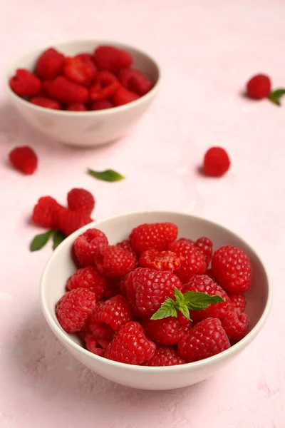 Bowl Fresh Raspberries Mint Pink Background — Stock Photo, Image