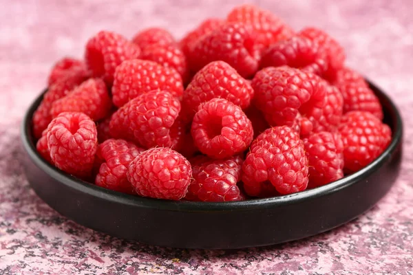 Tray Fresh Raspberries Purple Background — Stock Photo, Image