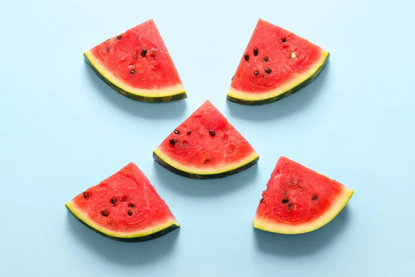Stücke Von Frischer Wassermelone Auf Blauem Hintergrund — Stockfoto
